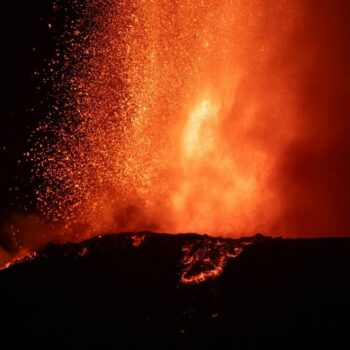 Italie : Les images spectaculaires de l’éruption du volcan Etna